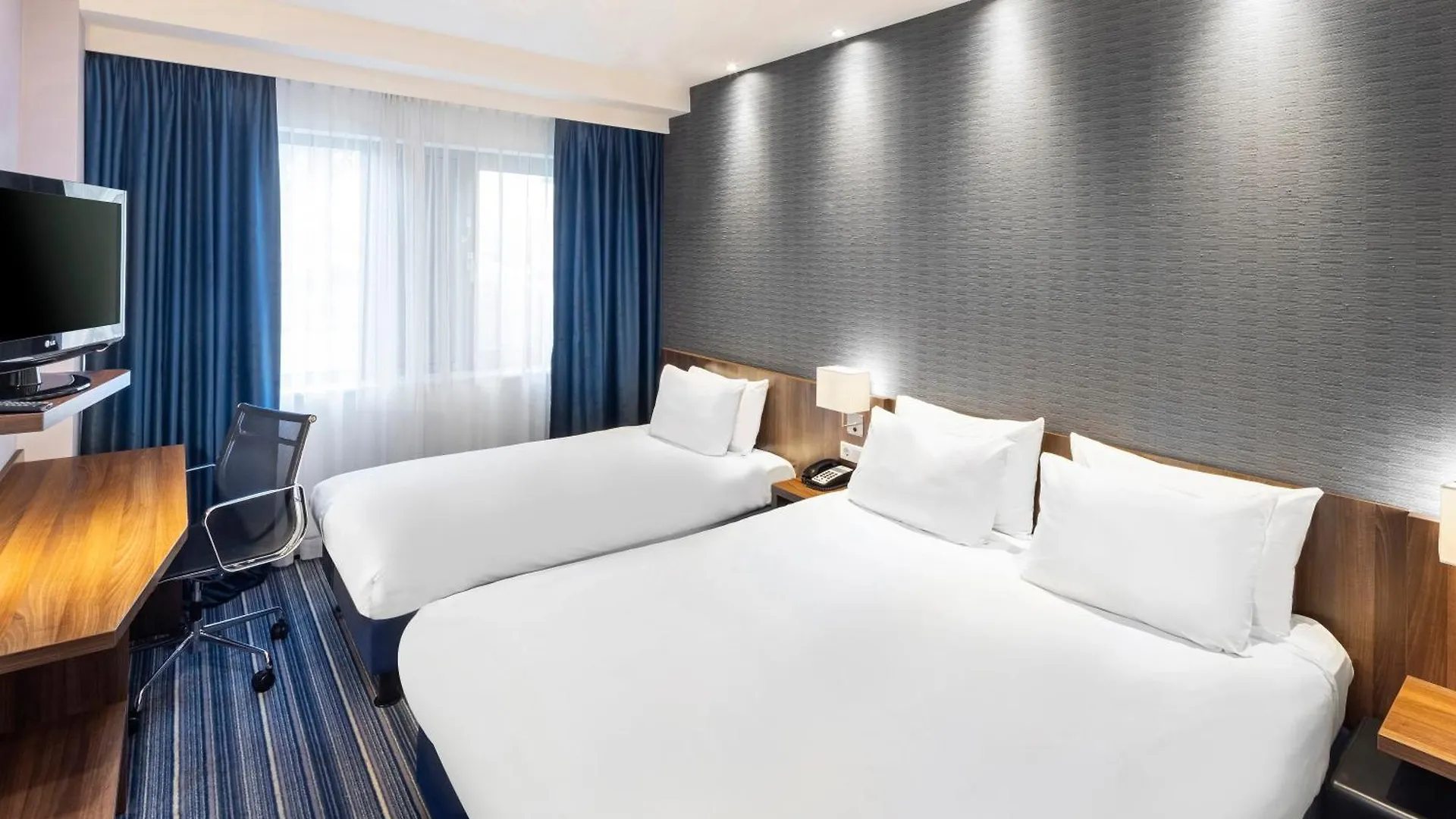 ***  Holiday Inn Express Rotterdam - Central Station, An Ihg Hotel הולנד